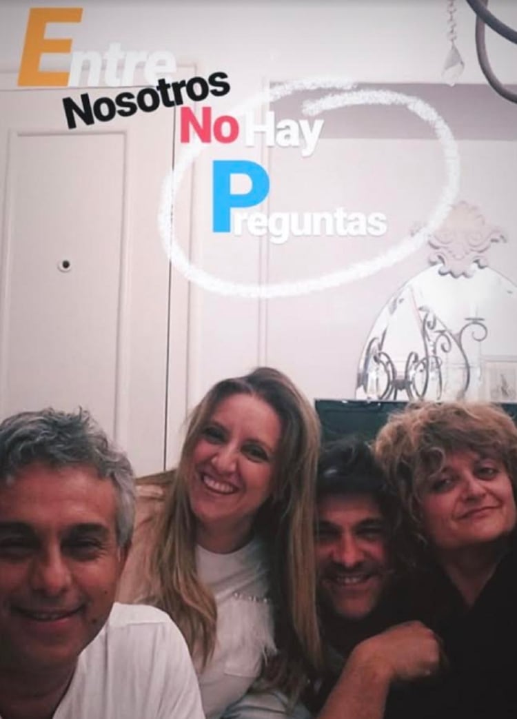 “Entre nosotros no hay proguntas”, escribió Mario Massaccesi junto a una foto con sus amigos el domingo por la noche, tras la polémica