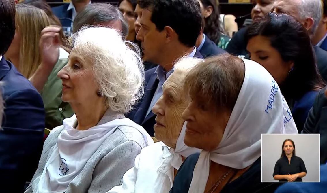 Kicillof saludó a las madres y abuelas de Plaza de Mayo presentes durante la Apertura de Sesiones en la Legislatura Bonaerense