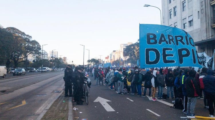 Efectivos de la PolicÃ­a de la Ciudad formaron un cordÃ³n para que los manifestantes no interrumpan la circulaciÃ³n del Metrobus (foto: AdriÃ¡n Escandar)