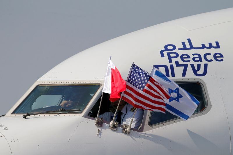 Las banderas de EEUU, Baréin e Israel en el avión en el que viajó la delegación israelí. 18 de octubre de 2020. REUTERS/Hamad I Mohammed