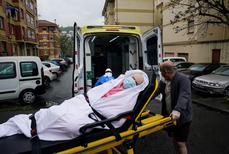 Traslado de una paciente en Llodio, España (Reuters)