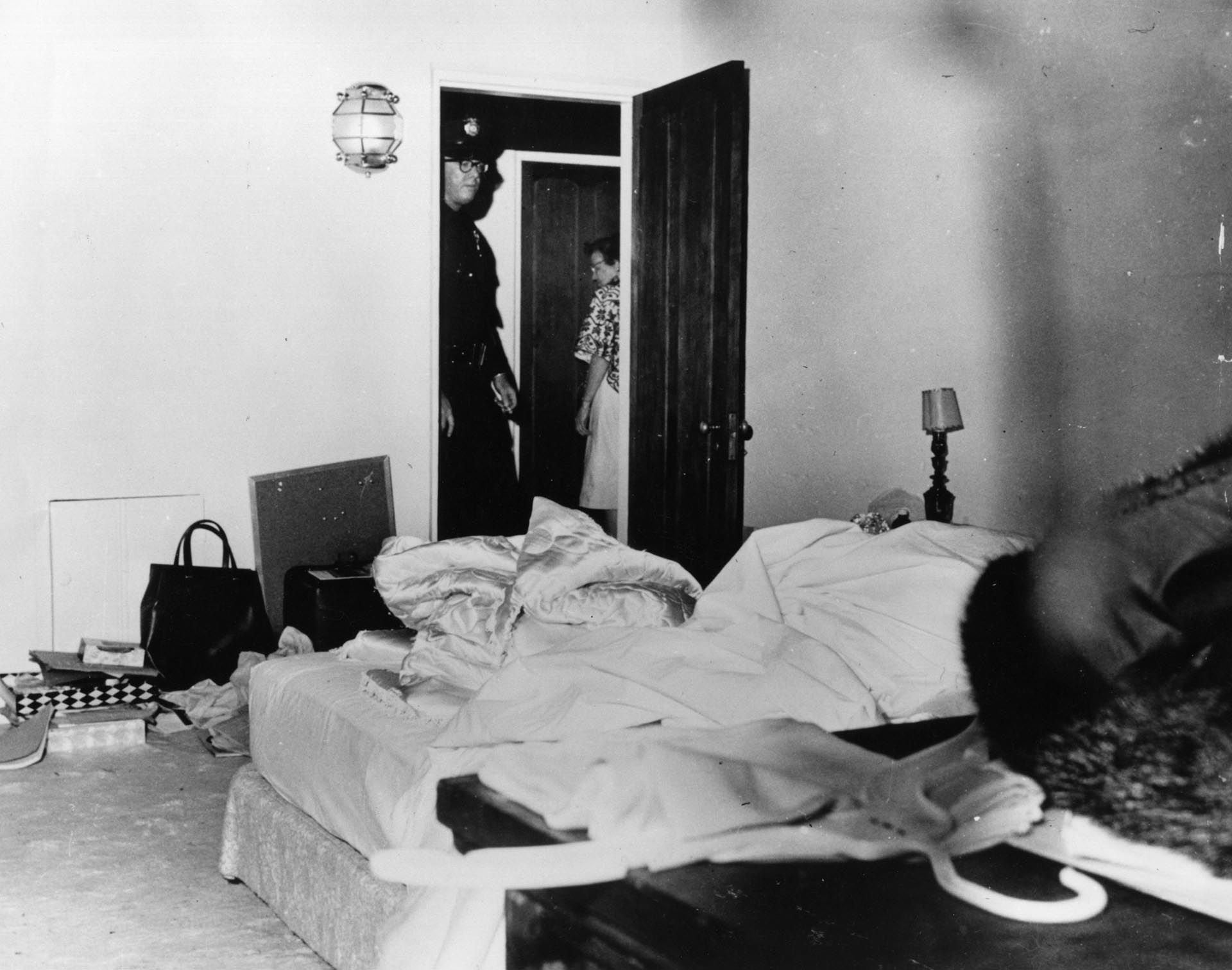 La cama donde fue hallada muerta Marilyn Monroe. Siempre se sospechó que la escena había sido alterada antes de la llegada de la policía (Photo by E. Murray/Fox Photos/Getty Images)