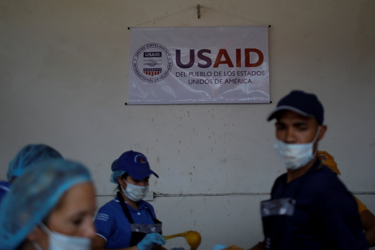 Venezolanos reciben insumos del programa USAID en territorio colombiano 