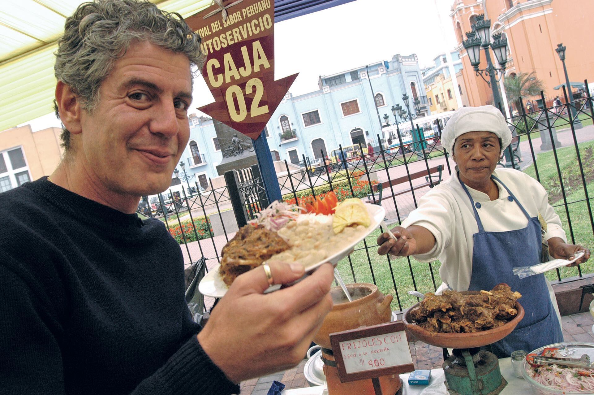 Anthony Bourdain probando platos típicos en Lima, Perú