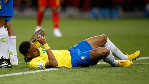 Neymar estuvo lejos de su mejor nivel en el Mundial y fue el blanco de burlas por sus simulaciones (AP)