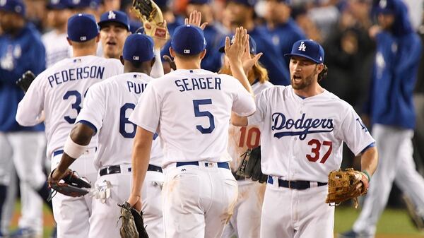Los Dodgers celebran su triunfo ante los Astros en el juego 6 (Reuters)