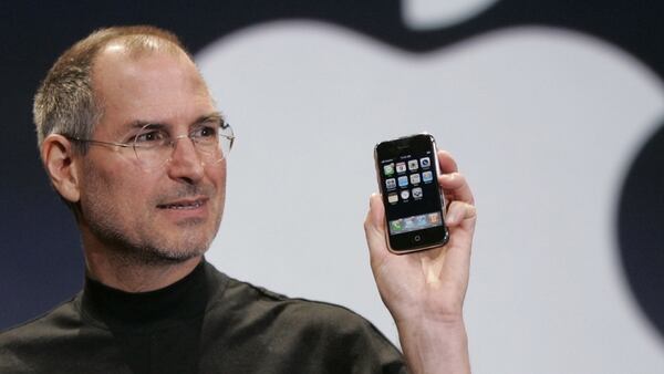 Steve Jobs, en la presentaciÃ³n del revolucionario Iphone en 2007