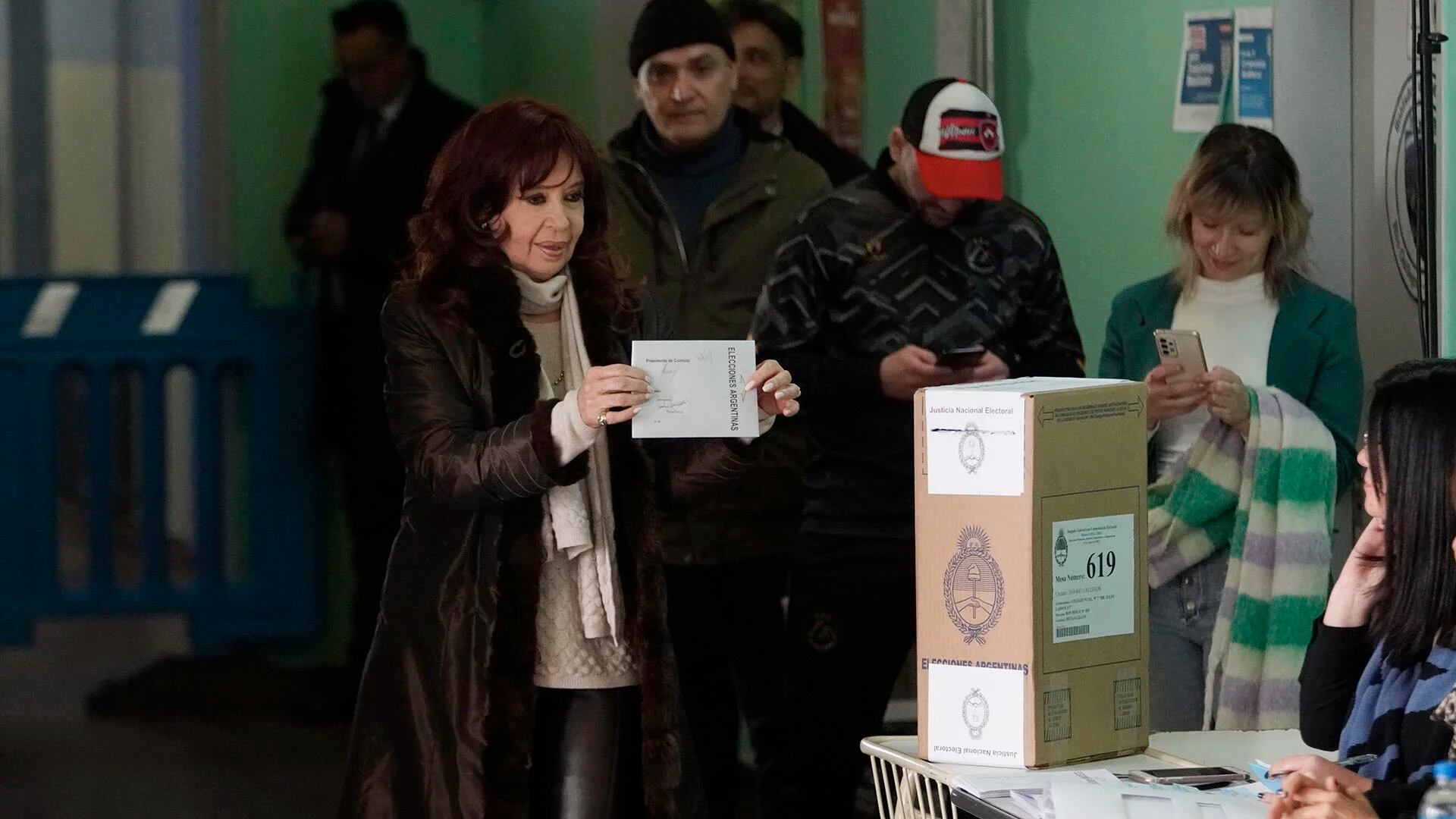 Tras haber votado en Río Gallegos, Cristina Kirchner regresará este lunes a Buenos Aires