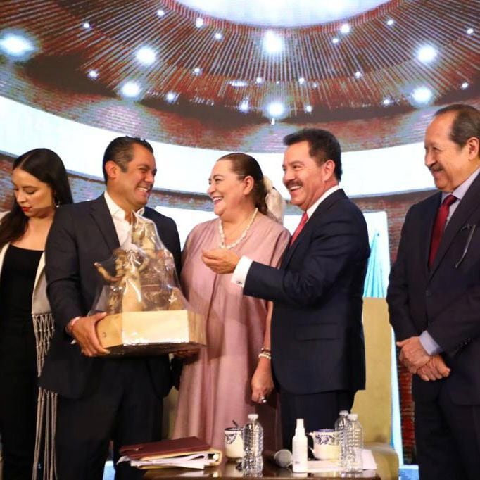 INE's presidential advisor, Guadalupe Taddei, receives a gift from the Morena delegation as he presents his budget proposal for 2024 (Photo: Twitter/INEMexico)