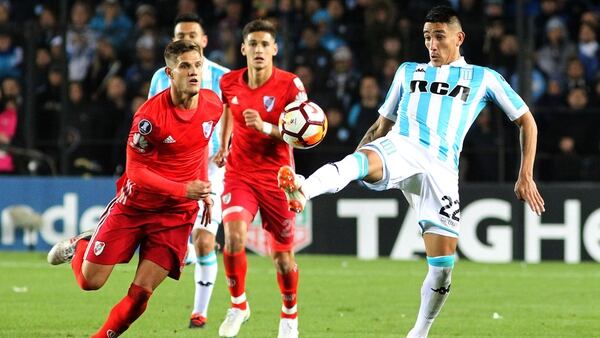 Zuculini marca a Centurión durante el partido de ida en Avellaneda (NA)