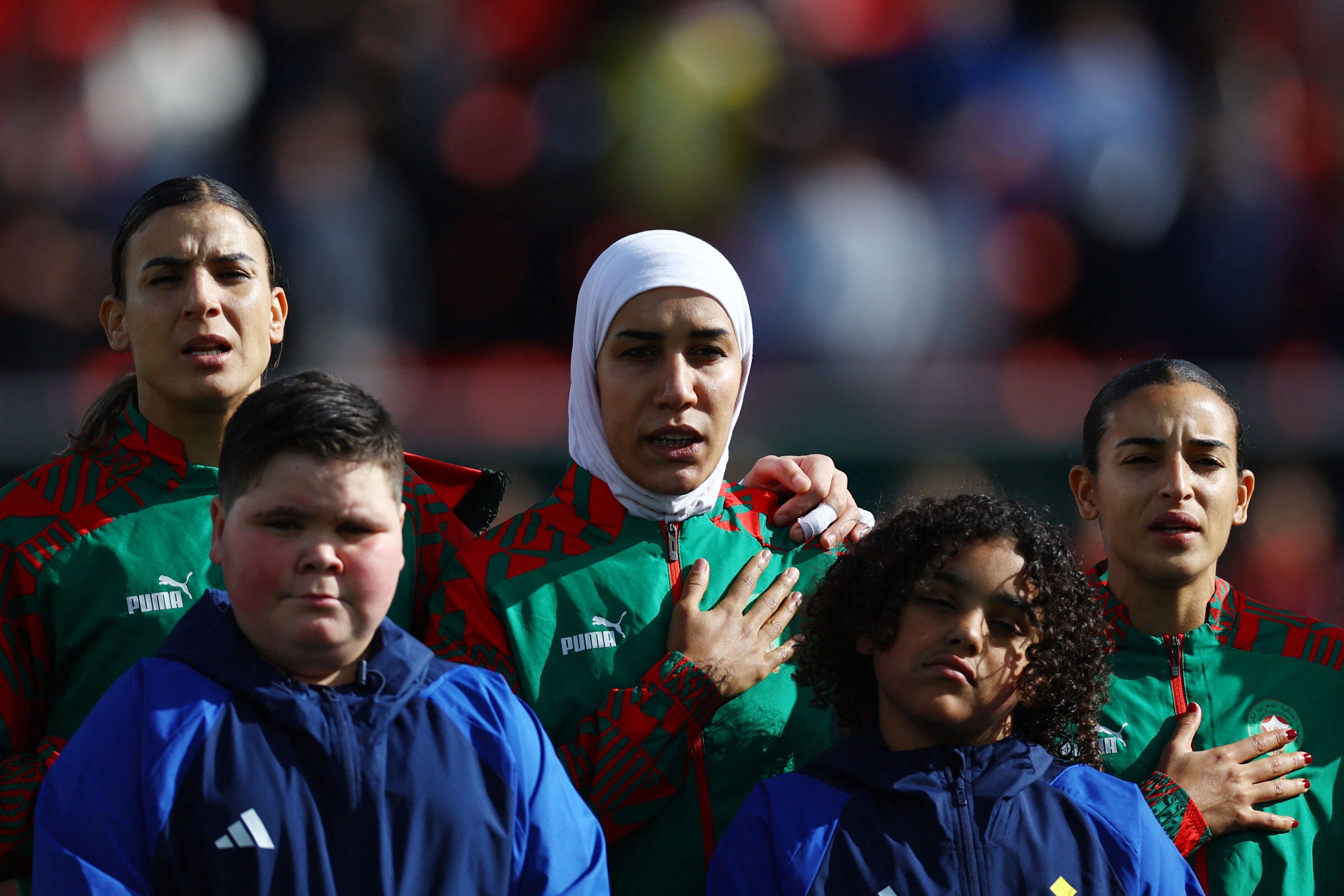 La jugadora de Marruecos, Nouhaila Benzina, canta el himno de su país en el partido contra Corea del Sur en la Copa del Mundo femenina 2023. 