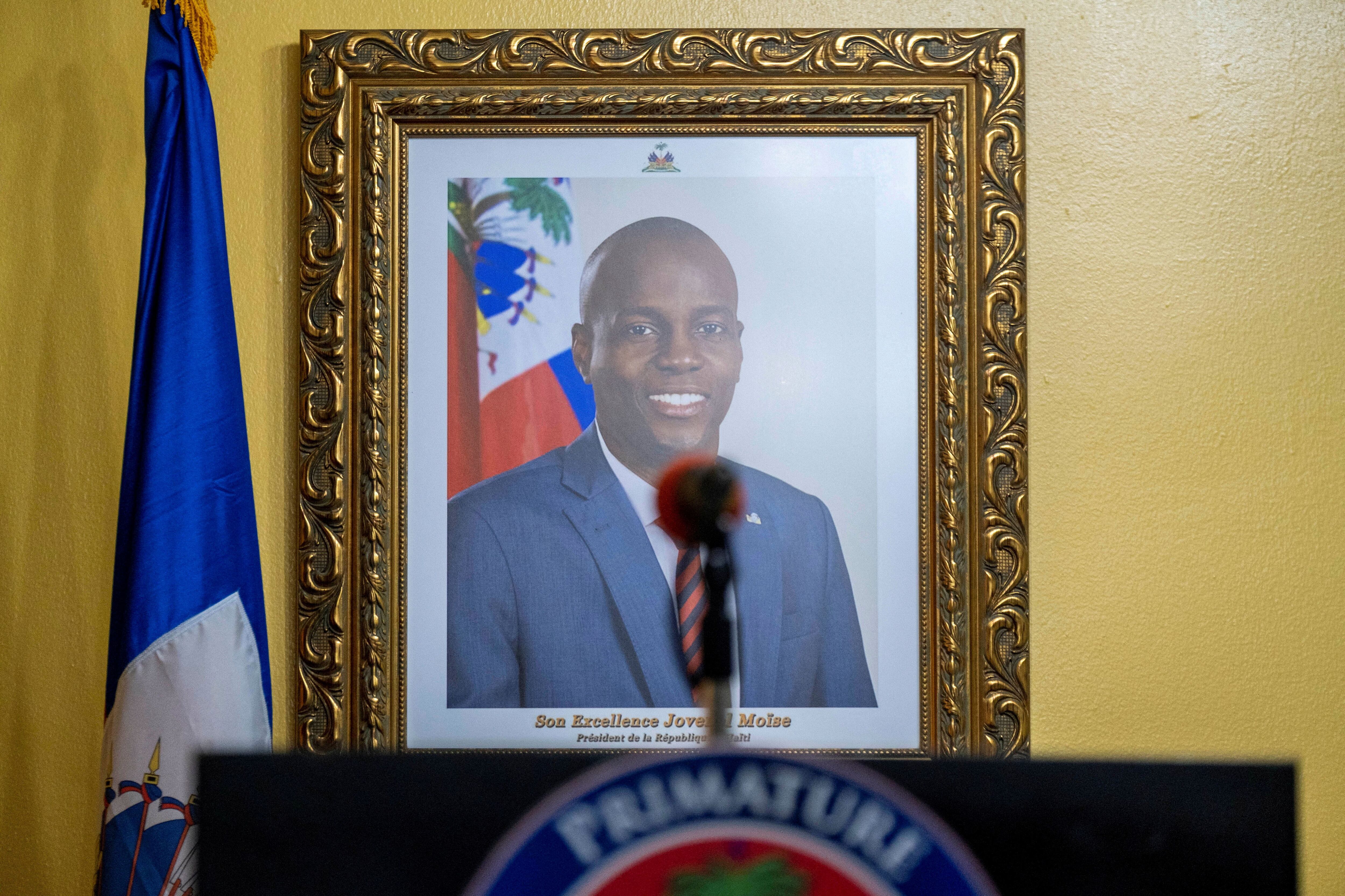FOTO DE ARCHIVO: Una foto del difunto presidente haitiano Jovenel Moise cuelga en una pared antes de una conferencia de prensa en su casa, casi una semana después de su asesinato, en Puerto Príncipe, Haití, el 13 de julio de 2021. REUTERS/Ricardo Arduengo/Foto de archivo