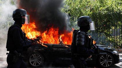 Algunos de los manifestantes prendieron fuego autos (REUTERS/Gonzalo Fuentes)
