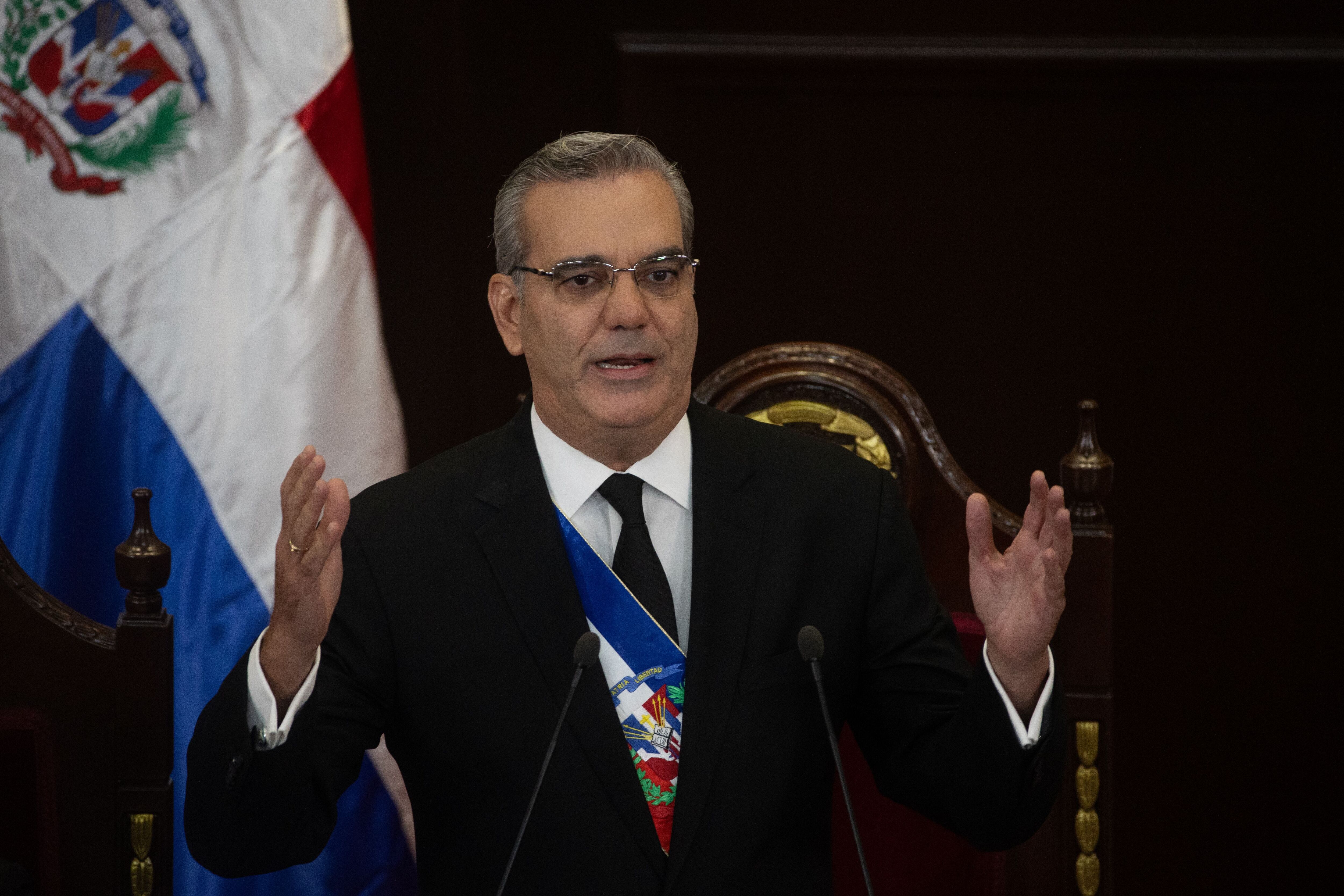 El presidente de la República Dominicana, Luis Abinader, al dar un discurso ante la Asamblea Nacional dominicana, en Santo Domingo (EFE/Orlando Barría)