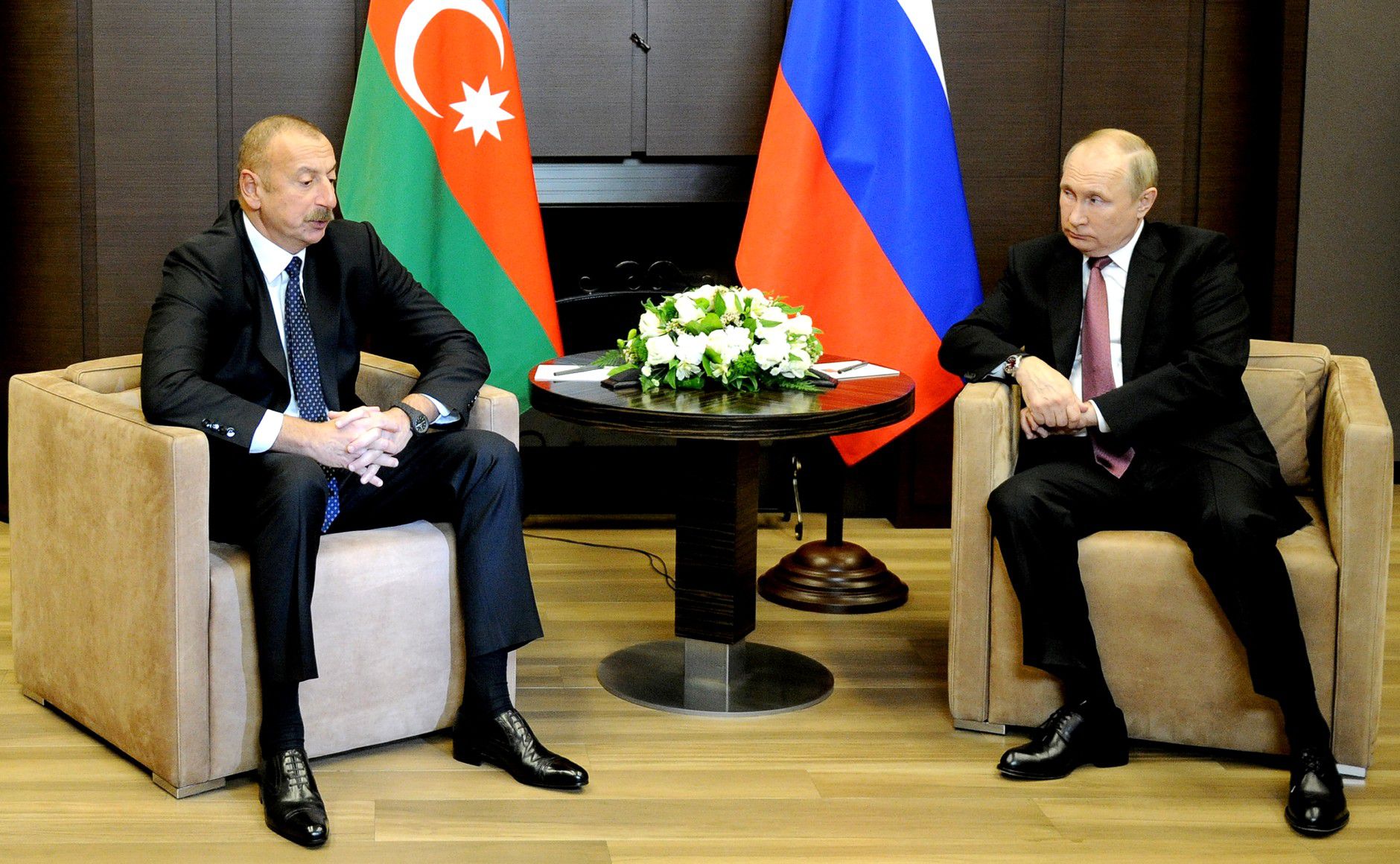 Los líderes de Rusia y Azerbaiyán, Vladimir Putin y Ilham Aliyev, durante una conferencia de paz por Nagorno Karabaj en 2021. Ahora, Rusia, no intervino. (Kremlin/dpa) 