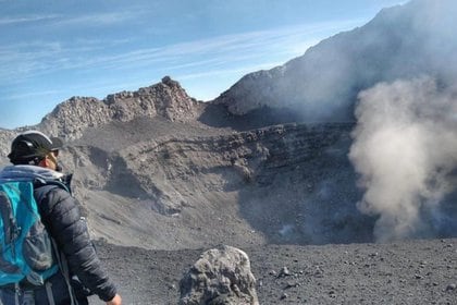 Aunque había ido en dos ocasiones, esta última decidió bajar al cráter y relató que vio lava, por lo que decidió salir de ahí corriendo (Foto: Facebook@Éctor Phanghamix)