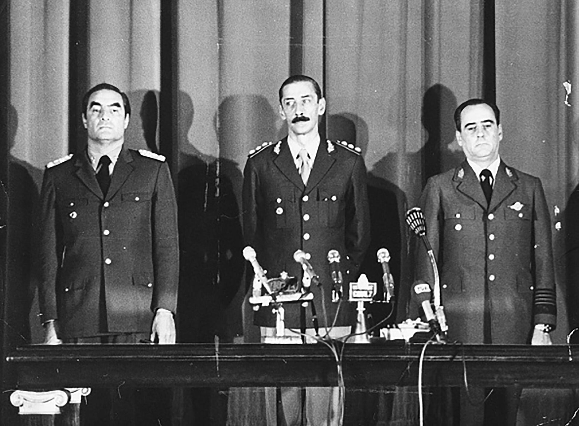 Almirante Emilio Eduardo Massera, general Jorge Rafael Videla y brigadier Orlando Ramón Agosti, la primera junta de comandantes de la última dictadura militar
