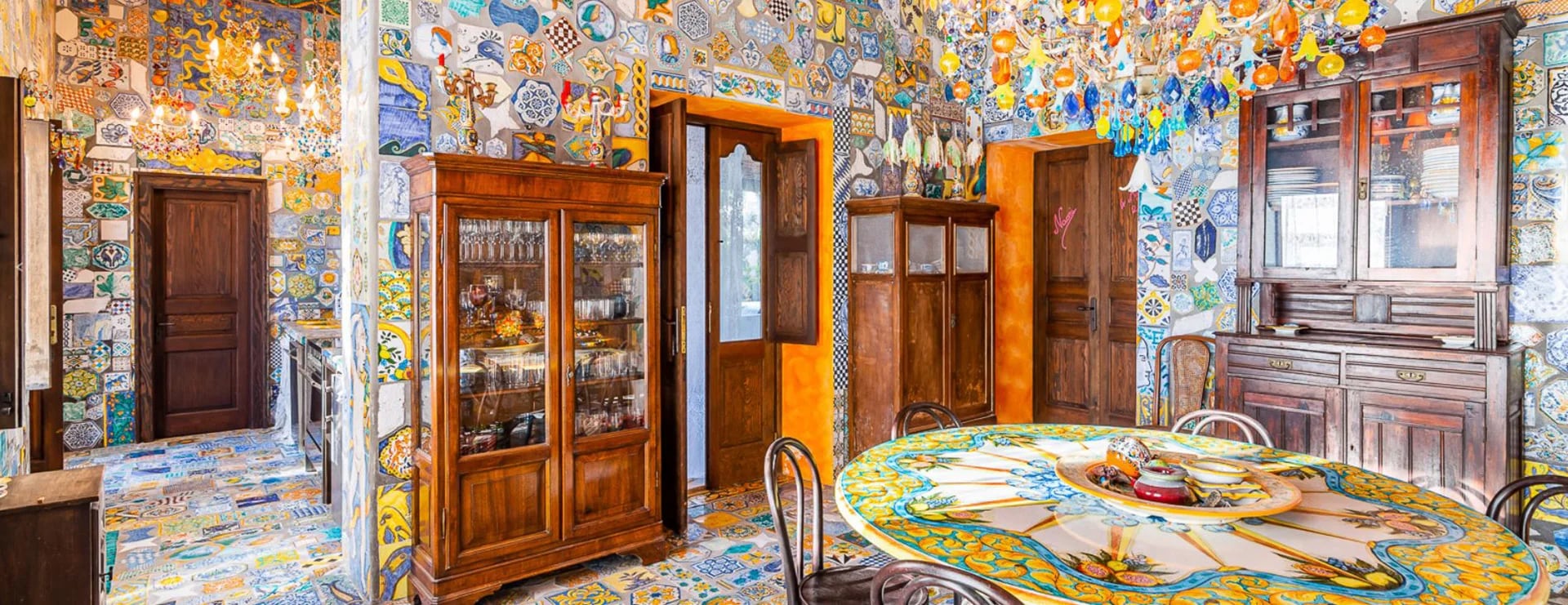 Mientras que desde el exterior, esta extraordinaria propiedad parece una gran villa típica siciliana, el interior revela su personalidad y muestra el estilo distintivo de Dolce & Gabbana