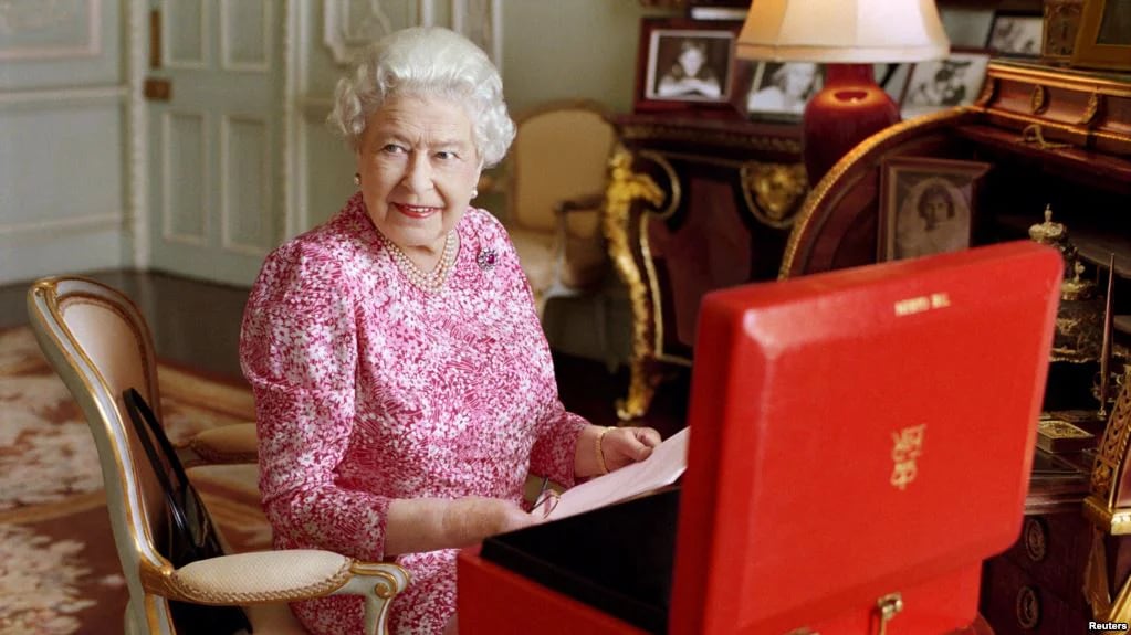 En la caja roja la Reina guarda la correspondencia del Parlamento y el primer ministro.