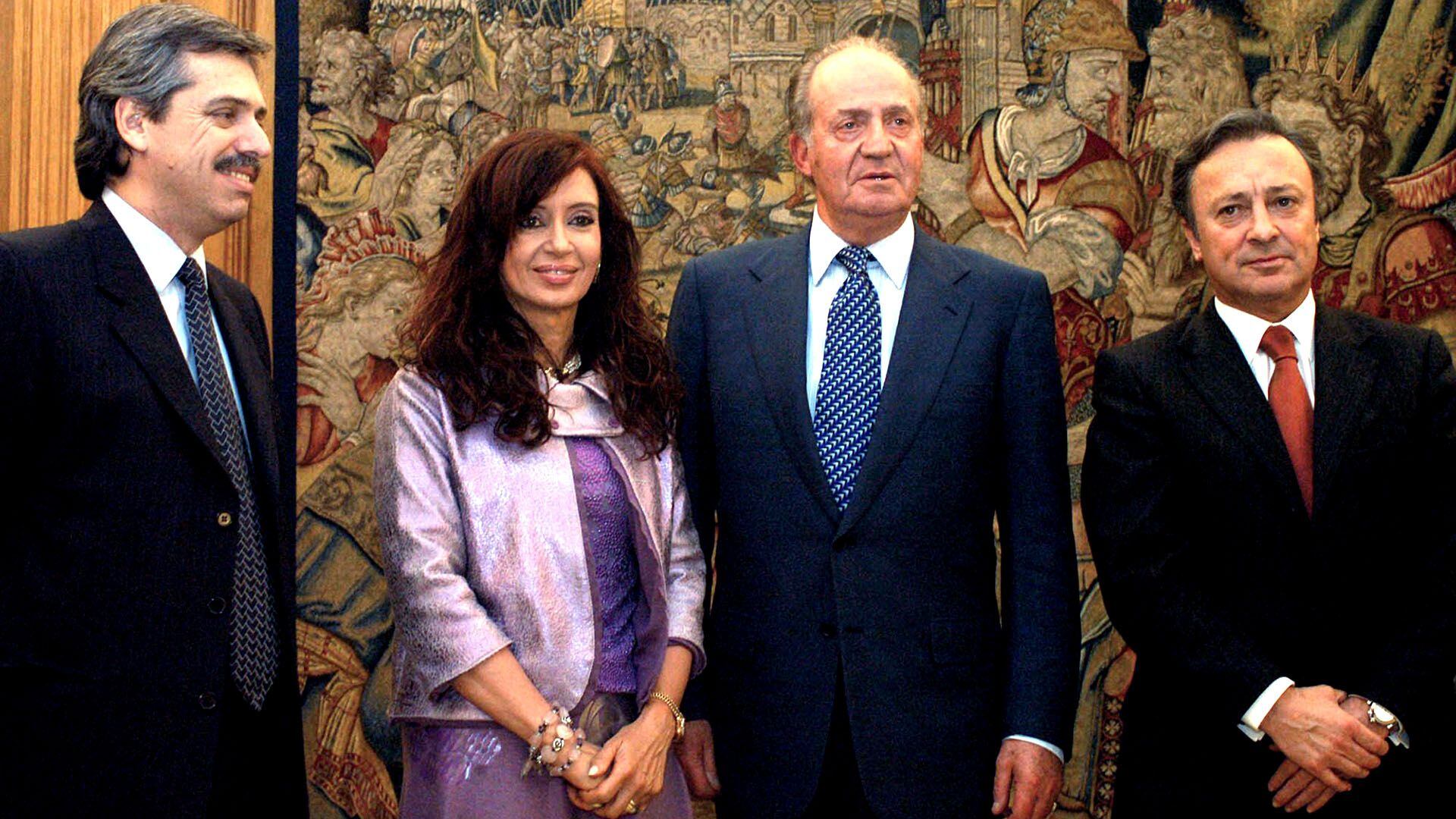  El 12 de diciembre viajó a Madrid con la senadora y primera dama Cristina Kirchner para reunirse con el rey Juan Carlos y el ex presidente del gobierno español, José Luis Rodríguez Zapatero. Aquí, también el embajador Carlos Bettini. 