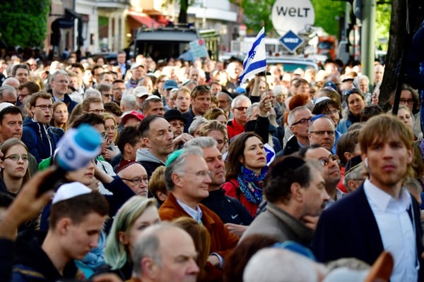 Participantes de la manifestación contra el antisemitismo “Berlín lleva la kipá” (AFP)