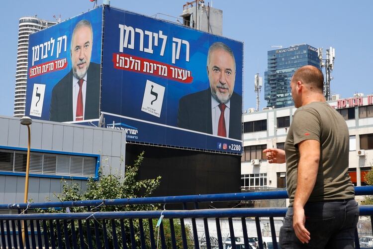 El líder del partido Yisrael Beiteinu Avigdor Lieberman en un afiche en Tel Aviv (JACK GUEZ / AFP)