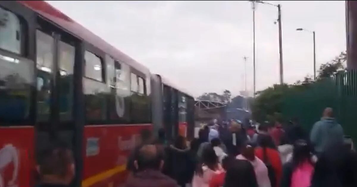 Impressive traffic jam at the Usme portal of TransMilenio on Tuesday due to road works and an accident: users must get off the buses