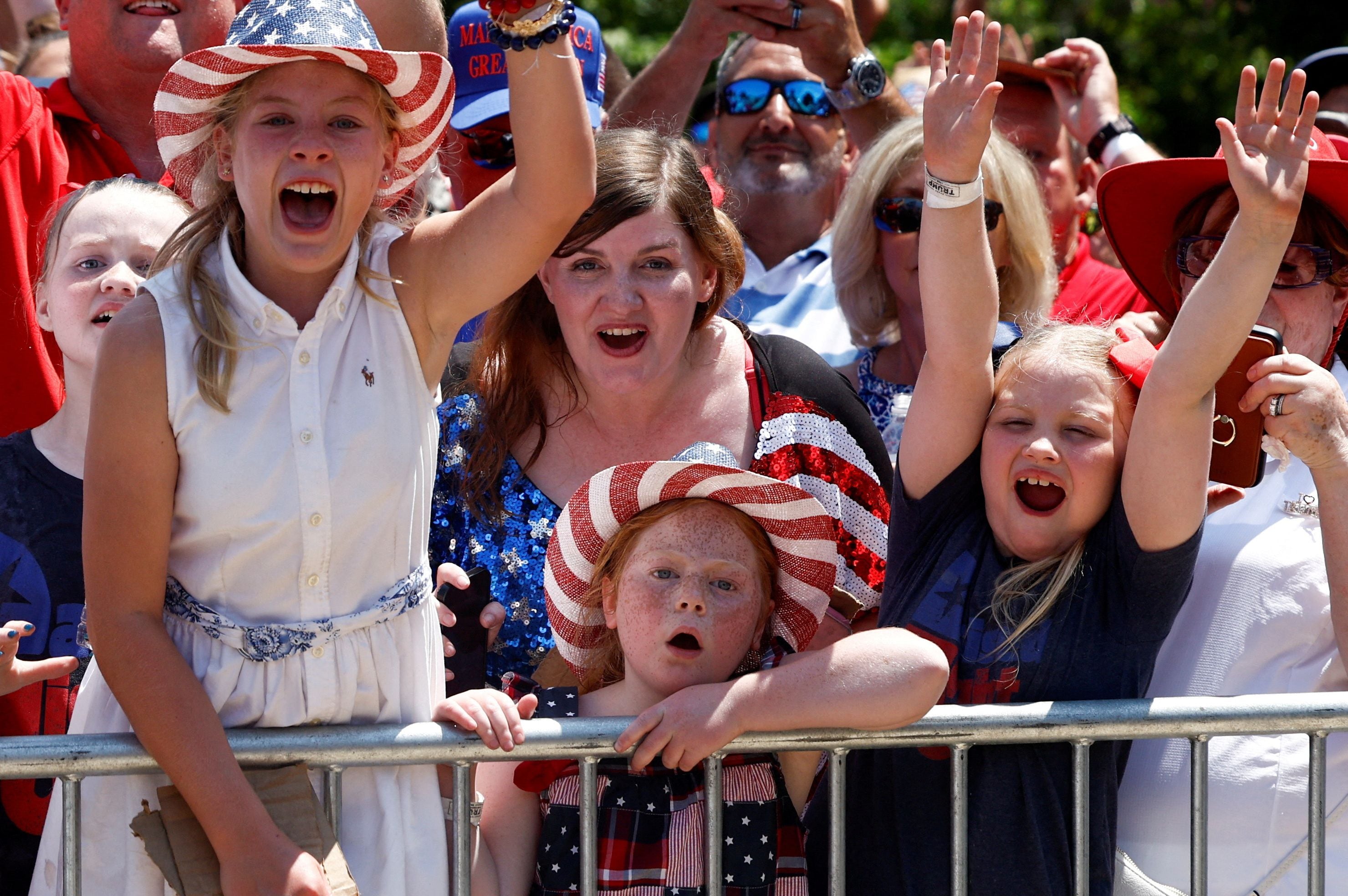 Fanáticos de Trump durante uno de los últimos actos de campaña de su movimiento MAGA (Make America Great Again) en Pickens, South Carolina. (REUTERS/Evelyn Hockstein)     