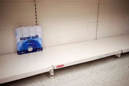 Rollos de papel higiénico, en una estantería casi vacía mientras la gente compra en una tienda de Sainsbury's, en medio del brote de la enfermedad coronavirus (COVID-19), en Londres, Gran Bretaña. 21 de diciembre de 2020. REUTERS/Hannah McKay