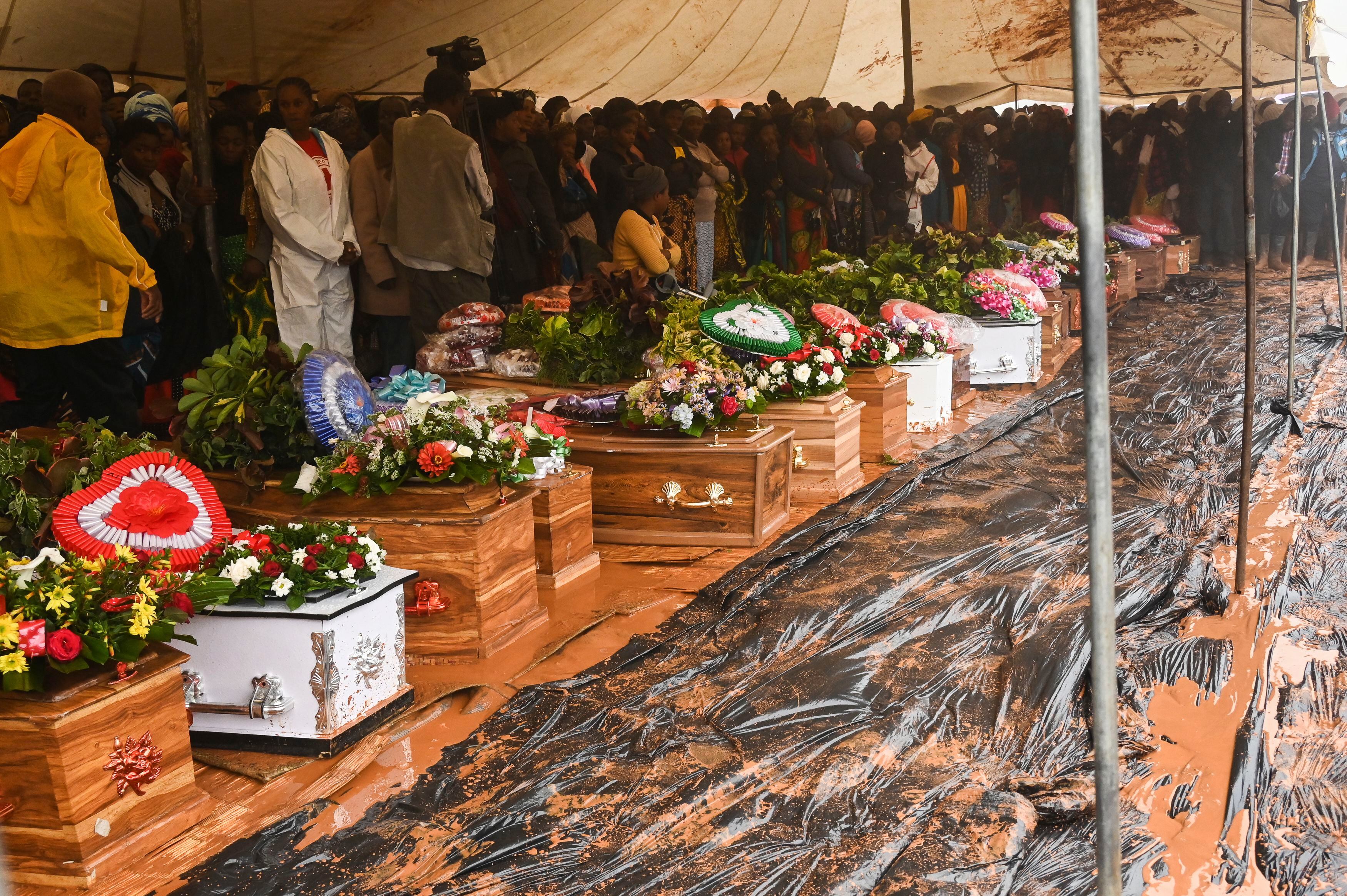 Decenas de personas acuden al entierro de algunas de las víctimas de los aguaceros causados por el ciclón Freddy en Blantyre, en el sur de Malawi, el 15 de marzo de 2023. (AP Foto/Thoko Chikondi)