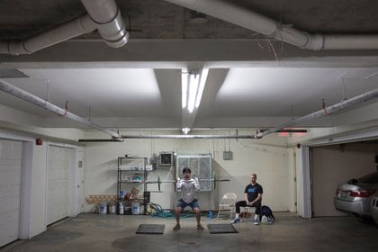 Muchos se armaron un mini gimnasio en los garage de las casas (REUTERS)