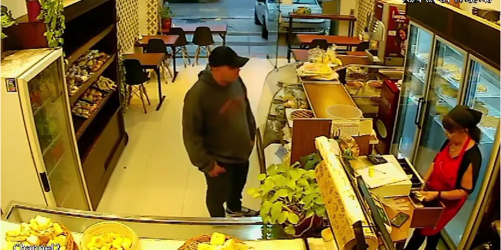 Video: entró a robar a una panadería, atendió a los clientes y escapó con el dinero de la recaudación