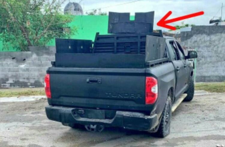 En algunas fotografías publicadas por los Policías Estatales, la camioneta aparece con una torreta. En otras no (Foto: Twitter/loba_indomable)
