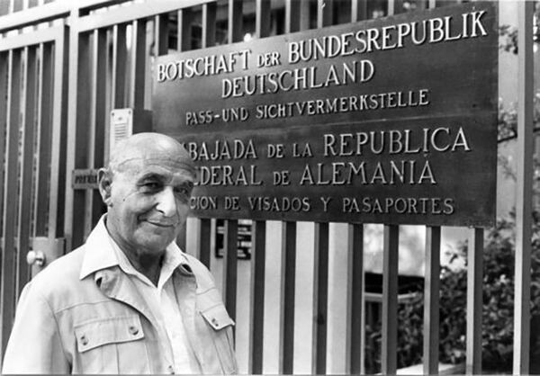 Juan Pujol, frente a la Embajada alemana, en 1984.