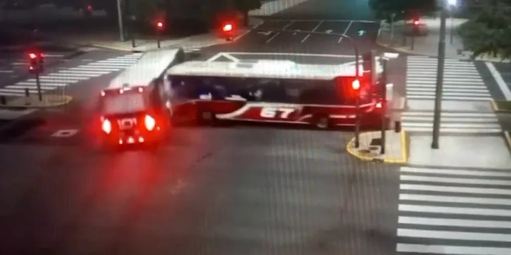 Drama en la Ruta 2: un jubilado murió tras un choque con un camión que casi arrasa una parrilla al paso