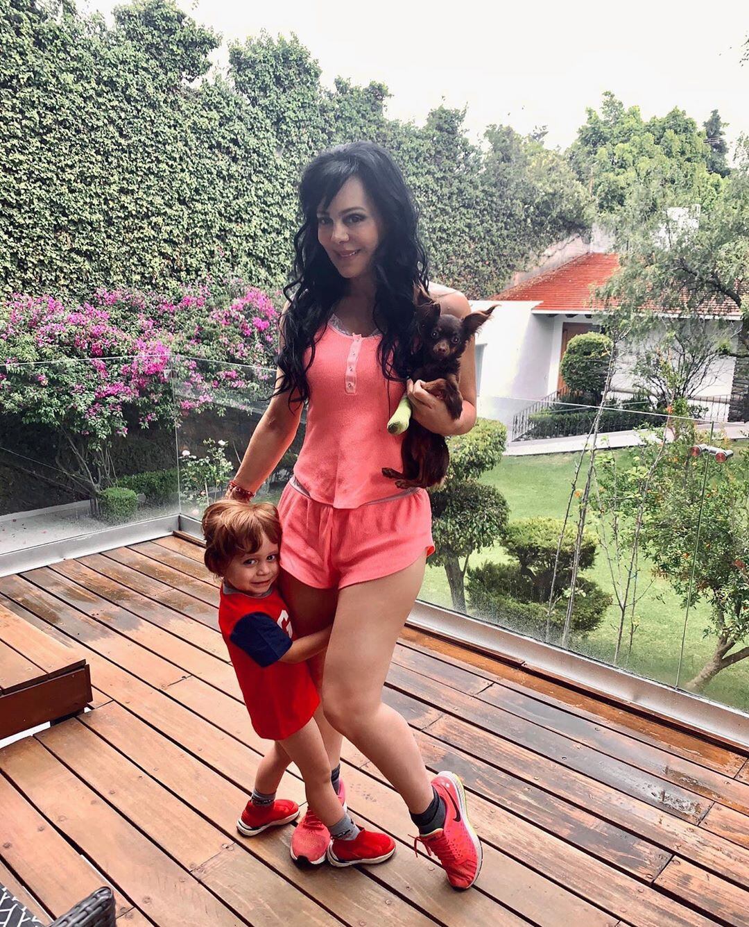 Maribel juega con su nieto José Julián en el enorme jardín de su propiedad (Foto: Instagram @MaribelGuardia)