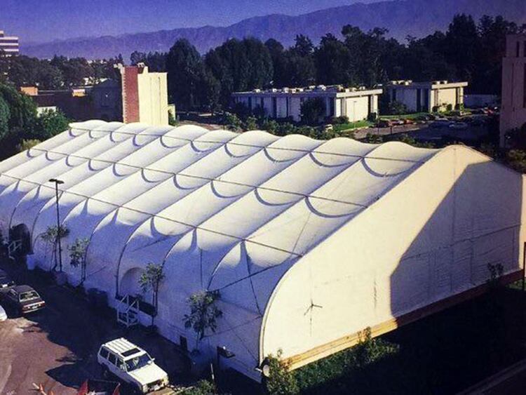 El Jordan Dome, el recinto que Warner Bros le creó a Jordan para que se entrene mientras filmaba Space Jame (@NickDePaula)