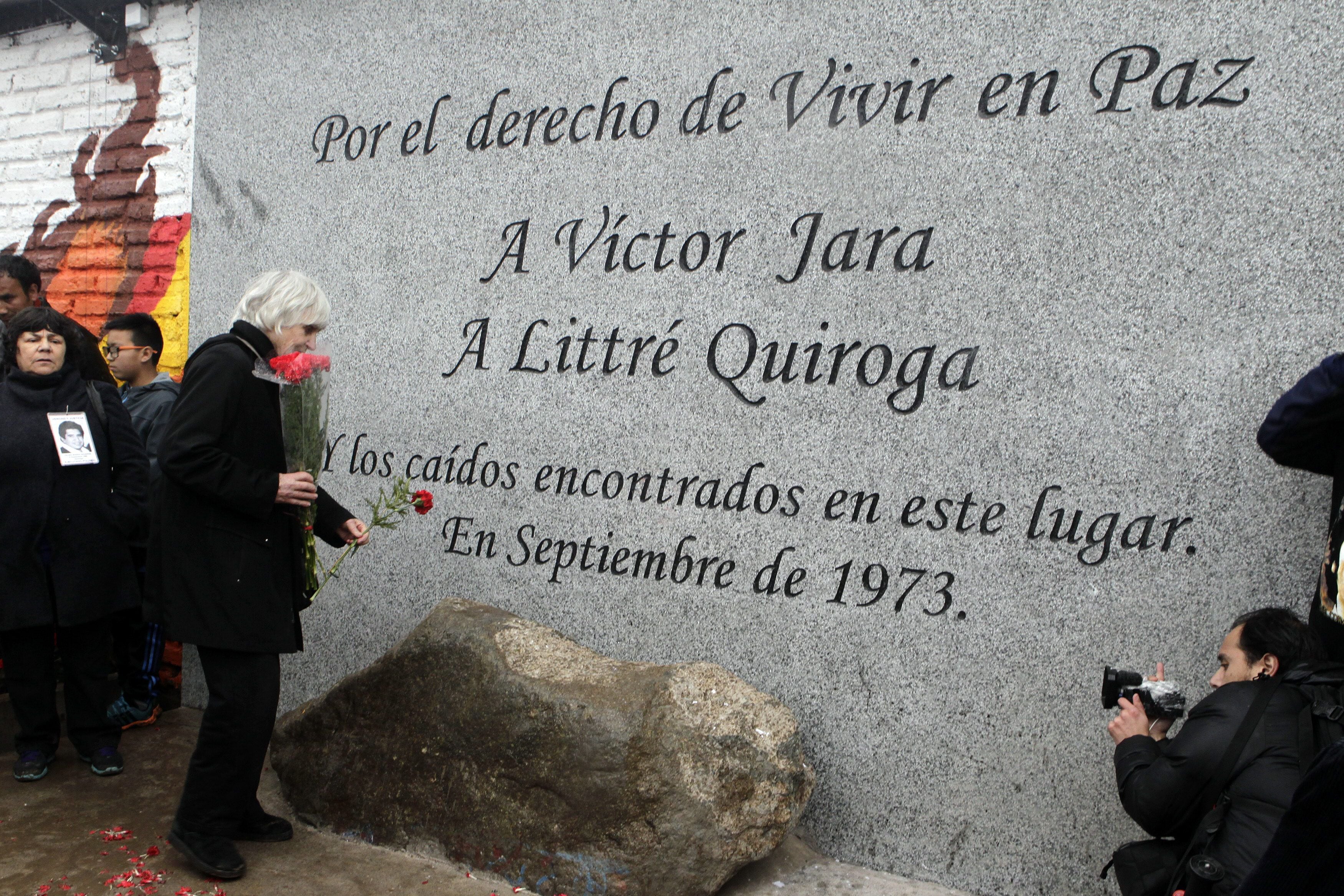 La viuda de Víctor Jara, Joan Jara (c), participa en el homenaje al cantautor chileno (EFE/Sebastián Silva)