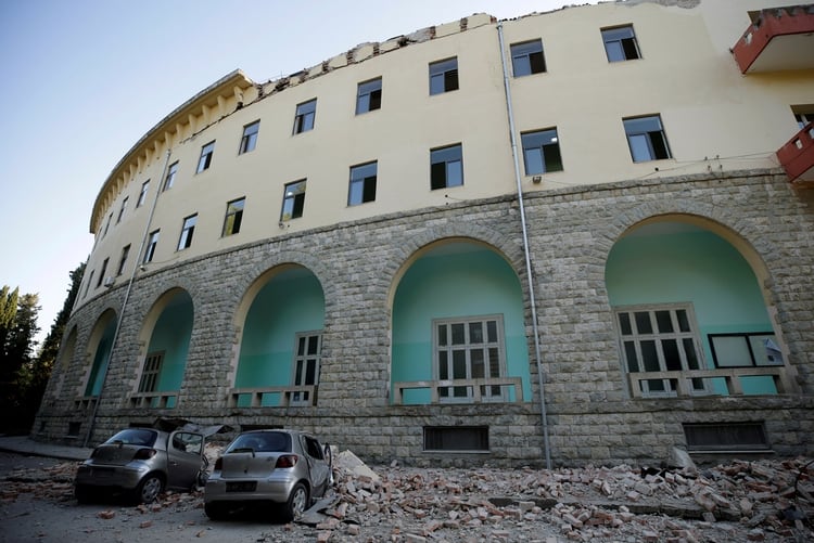 Un edificio con destrozos tras un terremoto en AlbaniaÂ (REUTERS/Florion Goga)