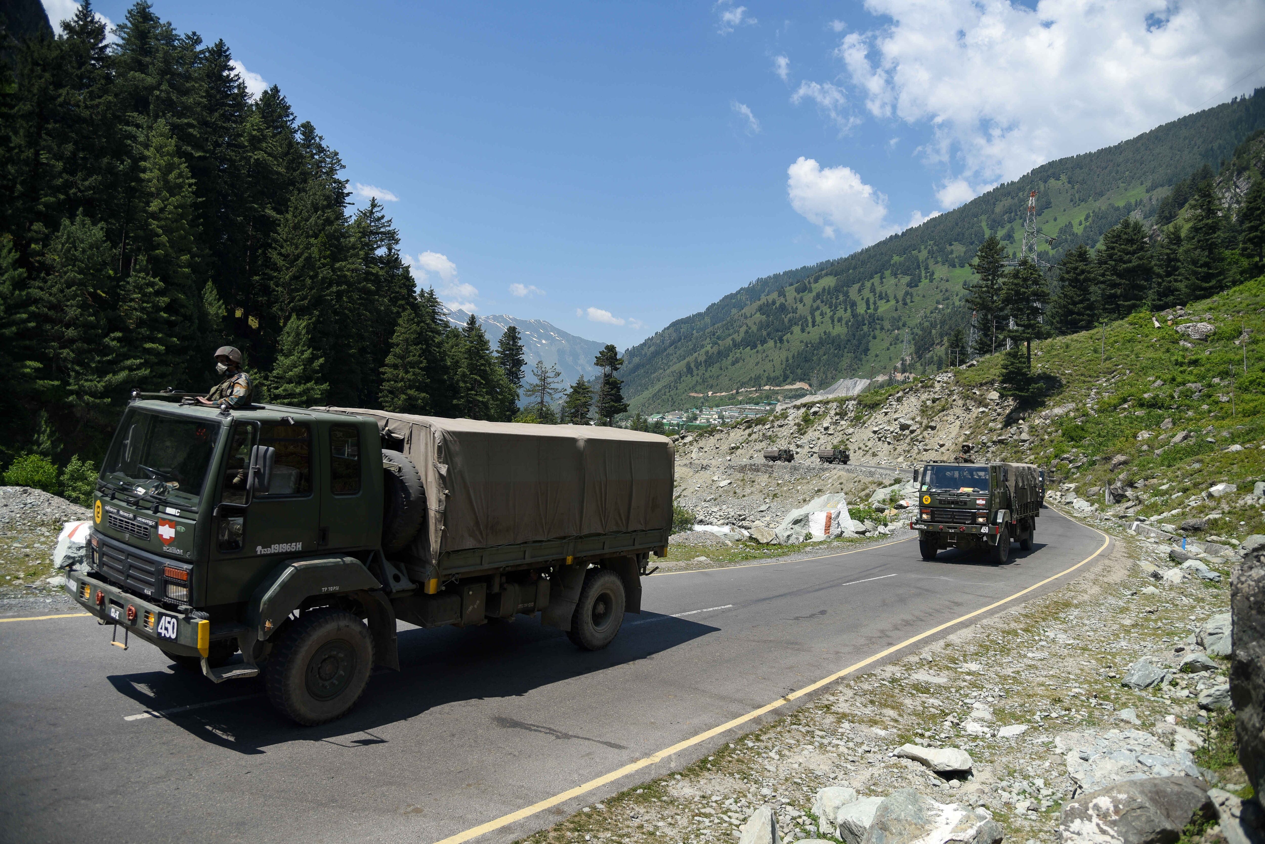 Camiones militares indios en la frontera con China. Idrees Abbas/SOPA Images via ZUM / DPA/Archivo