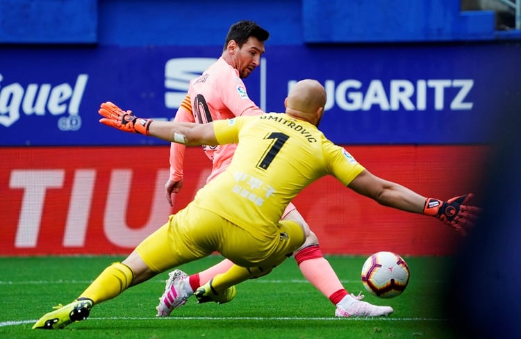 La definición de la “Pulga” en el primer gol del Barça, por debajo del cuerpo del arquero (Foto: REUTERS/Vincent West)