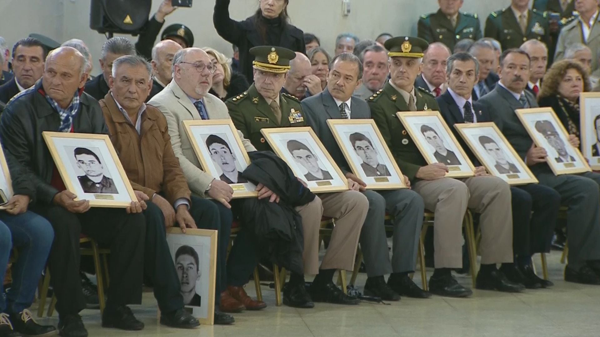 Uno de los tantos homenajes del trágico hecho. Veteranos con las imagenes de los caídos, a 44 años del ataque