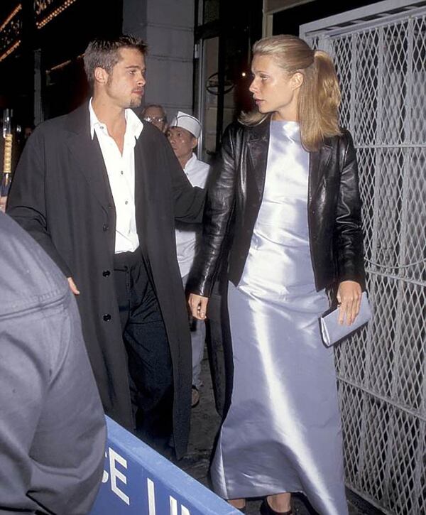 Brad Pitt y Gwyneth Paltrow la noche en que el actor empujó contra una pared a Harvey Weinstein y le juró que lo mataría si volvía a acosar a su novia. La imagen muestra el momento que abandonaron la gala de “Hamlet”, en Broadway, en 1995