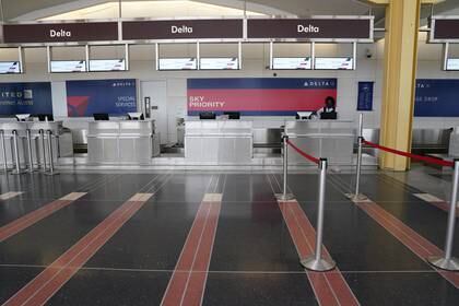Los aeropuertos de Estados Unidos, mayormente vacíos como consecuencia de la pandemia de coronavirus. Foto: REUTERS/Kevin Lamarque