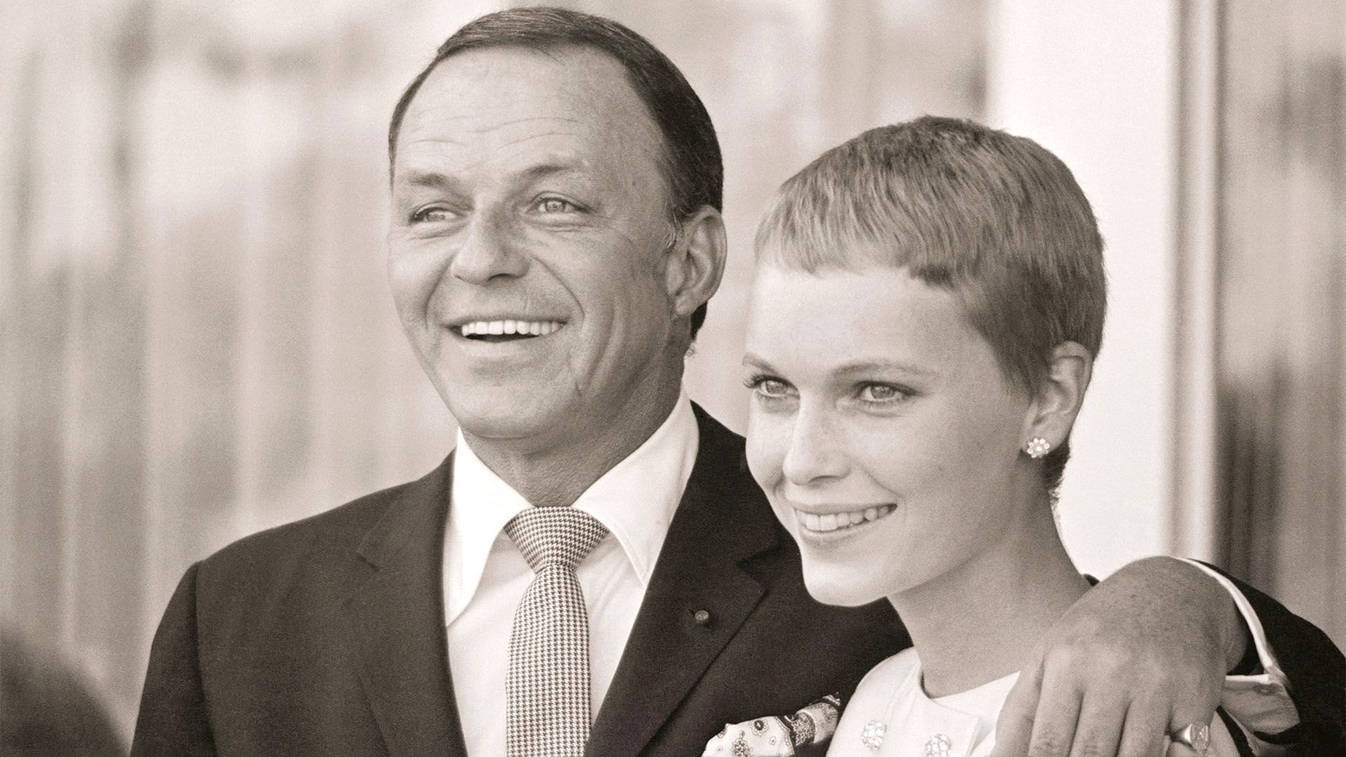 Frank Sinatra y Mia Farrow después de su boda en Las Vegas el 19 de julio de 1966 (Bettmann Archive)