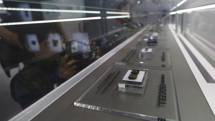 Los microchips de Samsung Electronics se muestran en su tienda en Seúl, Corea del Sur. Japón es un importante proveedor de materiales utilizados para fabricar los chips de computadora que ejecutan la mayoría de los dispositivos. (Foto AP / Ahn Young-joon)