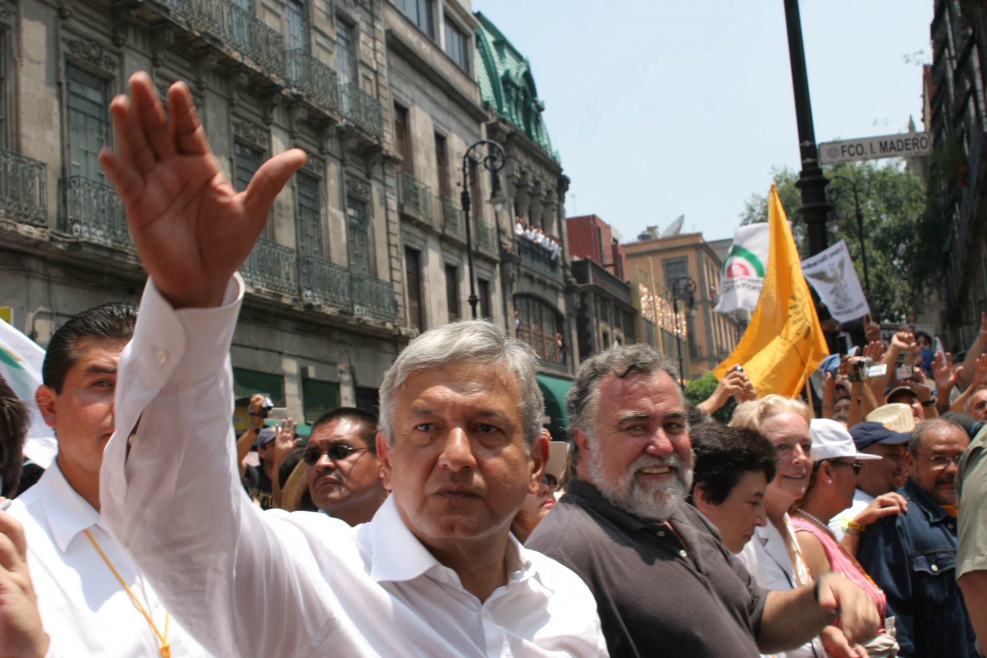 MEXIKO-STADT 01JULI2007.- Tausende von Unterstützern des ehemaligen Präsidentschaftskandidaten für die Koalition zum Wohle aller, Andres Manuel Lopez Obrador, gipfelten in einer Kundgebung im Zocalo der Hauptstadt, dem Marsch, der den Engel der Unabhängigkeit verließ, um an ein Jahr des mutmaßlichen Wahlbetrugs zu erinnern.
FOTO: ADRIANA ALVAREZ/CUARTOSCURO.COM