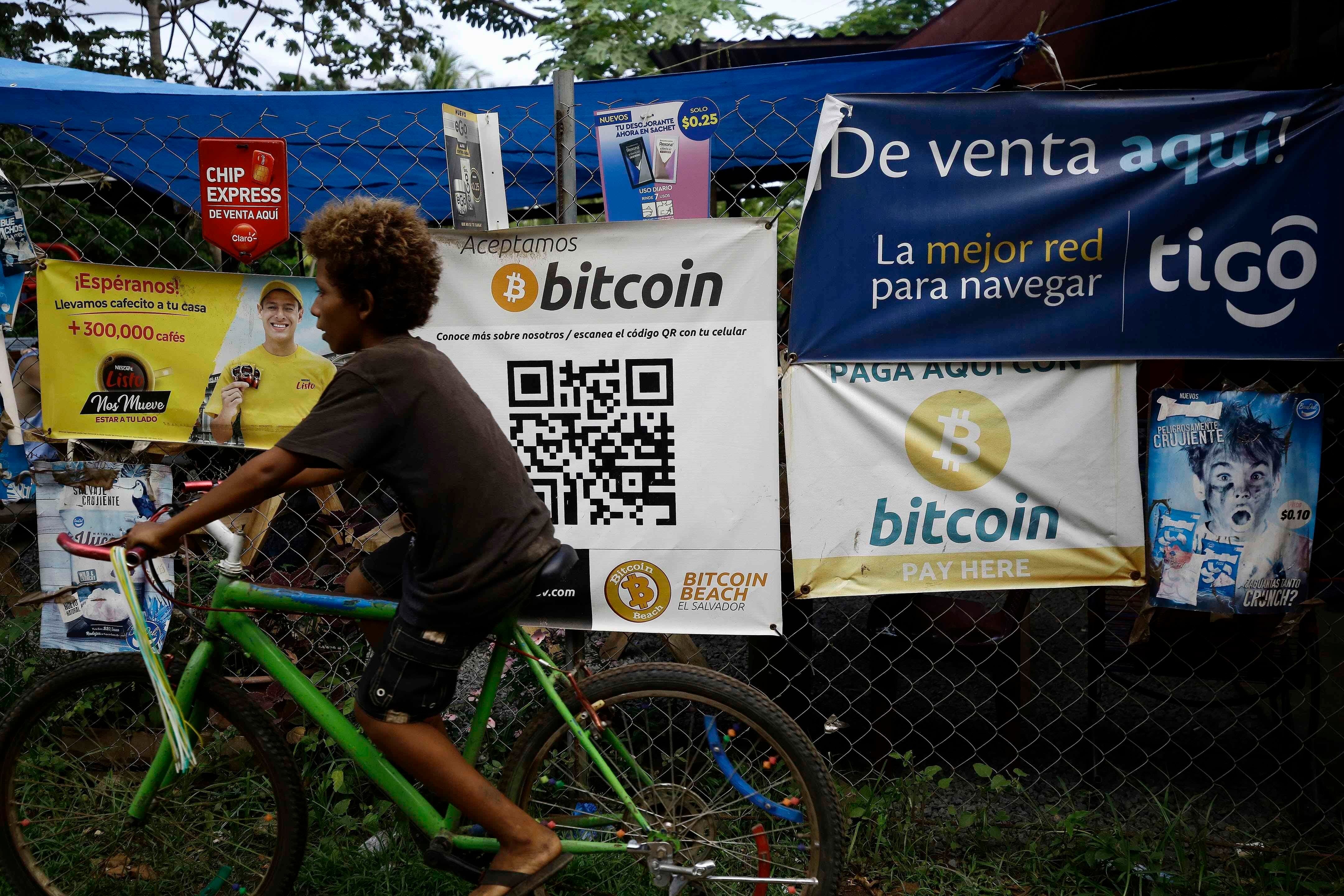 Fotografía de carteles que ofrecen bitcoin como forma de pago cerca a la playa El Zonte, en Chiltiupan, El Salvador. (EFE/ Miguel Lemus)