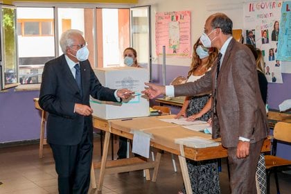 El presidente italiano Sergio Mattarella (i) participó este lunes en una escuela de Palermo, en el referéndum constitucional que se realizó en el país.  (EFE / EPA / IGOR PETYX)