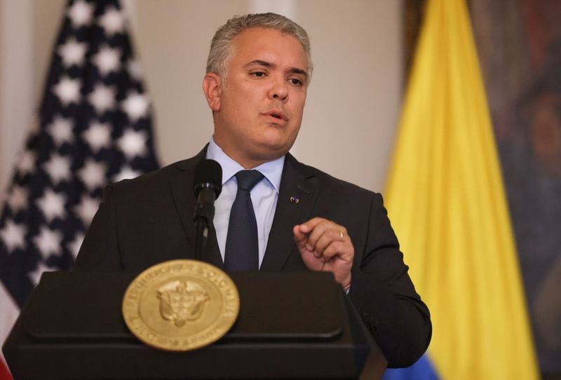 El presidente de Colombia, Iván Duque, ofrece una declaración a periodistas durante la visita del secretario de Estado estadounidense, Antony Blinken, en Bogotá, Colombia, 21 de octubre, 2021.  REUTERS/Luisa González/Pool